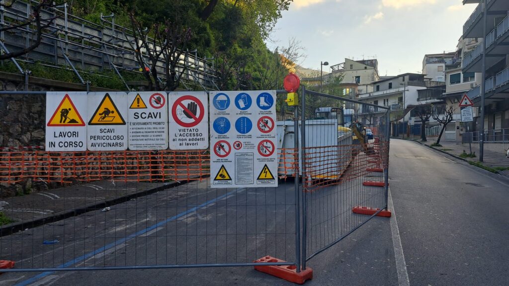 Attività di allestimento cantiere temporaneo mobile su strade urbane