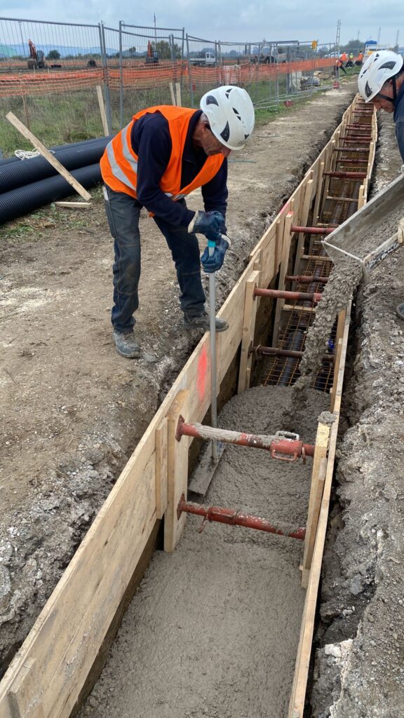 Attività di Getto in opera bauletto di protezione polifera in CLS