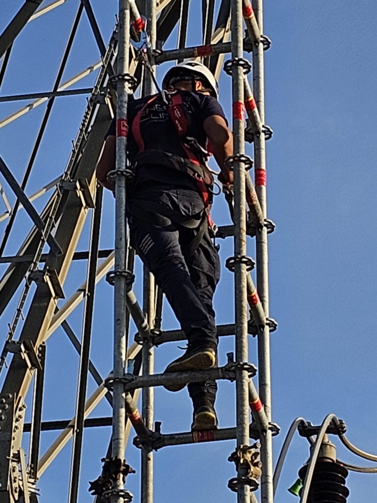 Lavori in quota per allestimento ponteggi di servizio