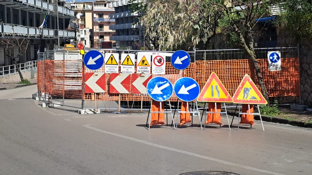 Attività di allestimento cantiere temporaneo mobile su strade urbane