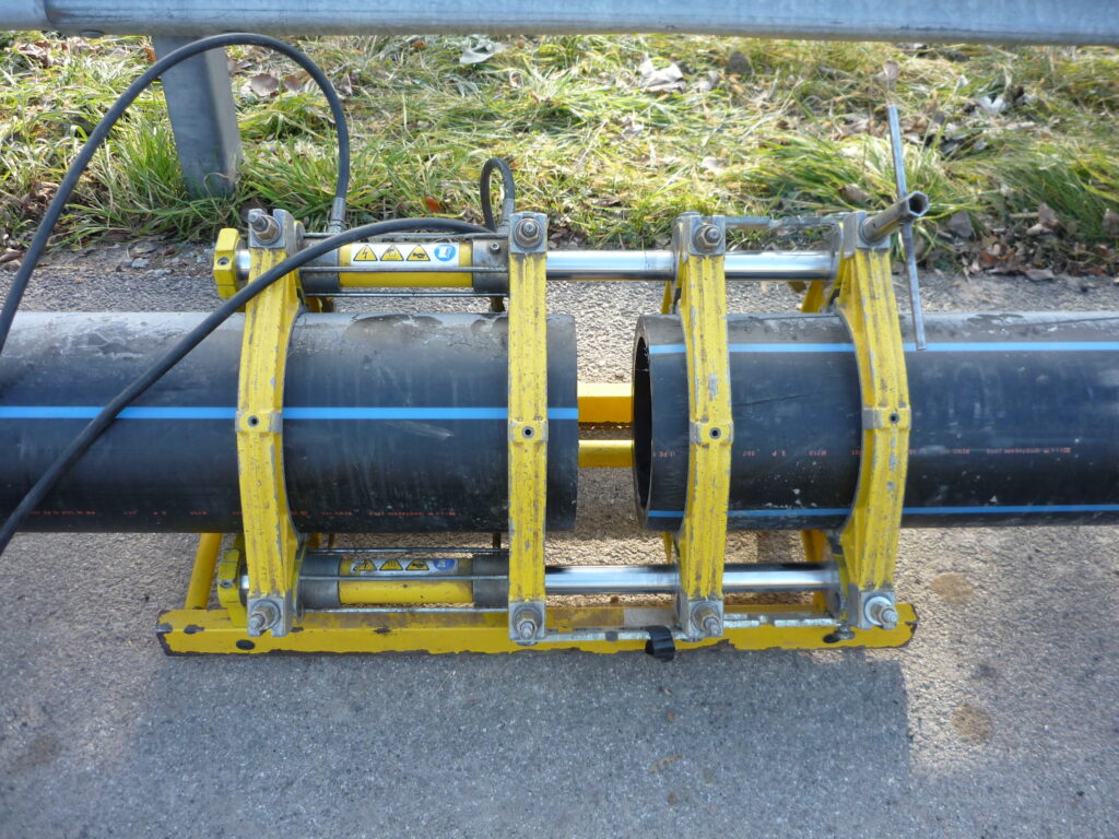 Erdbau Merano - TOC fase di saldatura testa a testa tubazioni