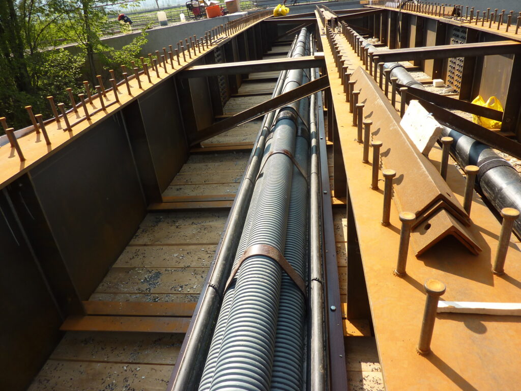 MEMC Merano - Posa cavo AT in canaletta schermante su ponte metallico